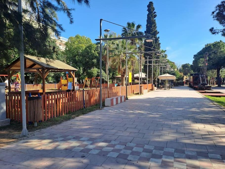 δίπλα στο πάρκο